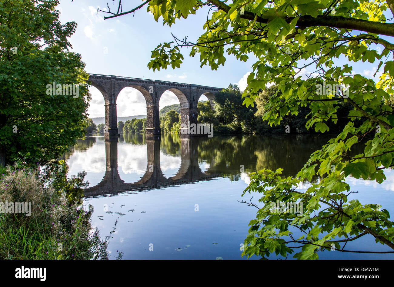 Eisenbahnbrücke, Viadukt über den Fluss Ruhr Herdecke, Beginn des Hakortsee, Reservoir, Stockfoto