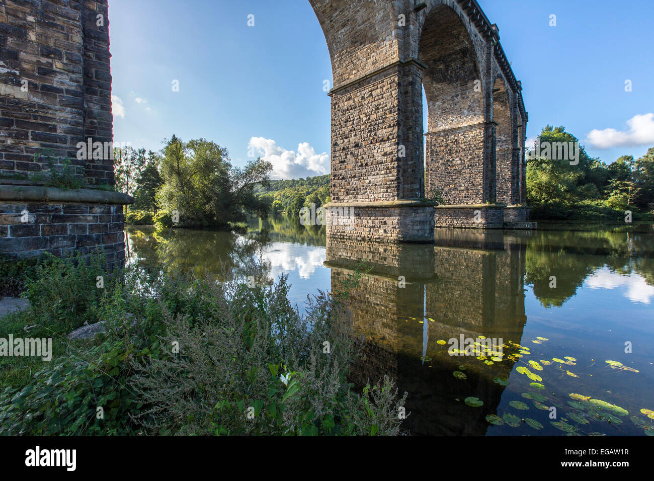 Eisenbahnbrücke, Viadukt über den Fluss Ruhr Herdecke, Beginn des Hakortsee, Reservoir, Stockfoto