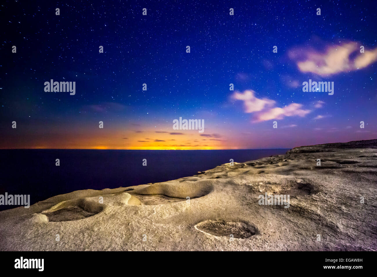 Eine fast Außerirdische und surreale Landschaft... tatsächlich erschossen auf der Insel Gozo. Die entfernten Blendung und Lichter sind von der Insel o Stockfoto