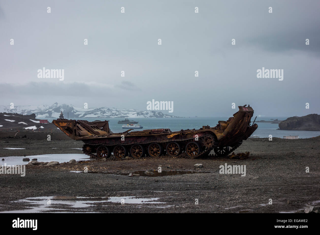 verfallene Kettenfahrzeug, Bellingshausen-Station, Antarktis Collins Hafen, King George Island, Süd-Shetland-Inseln Stockfoto