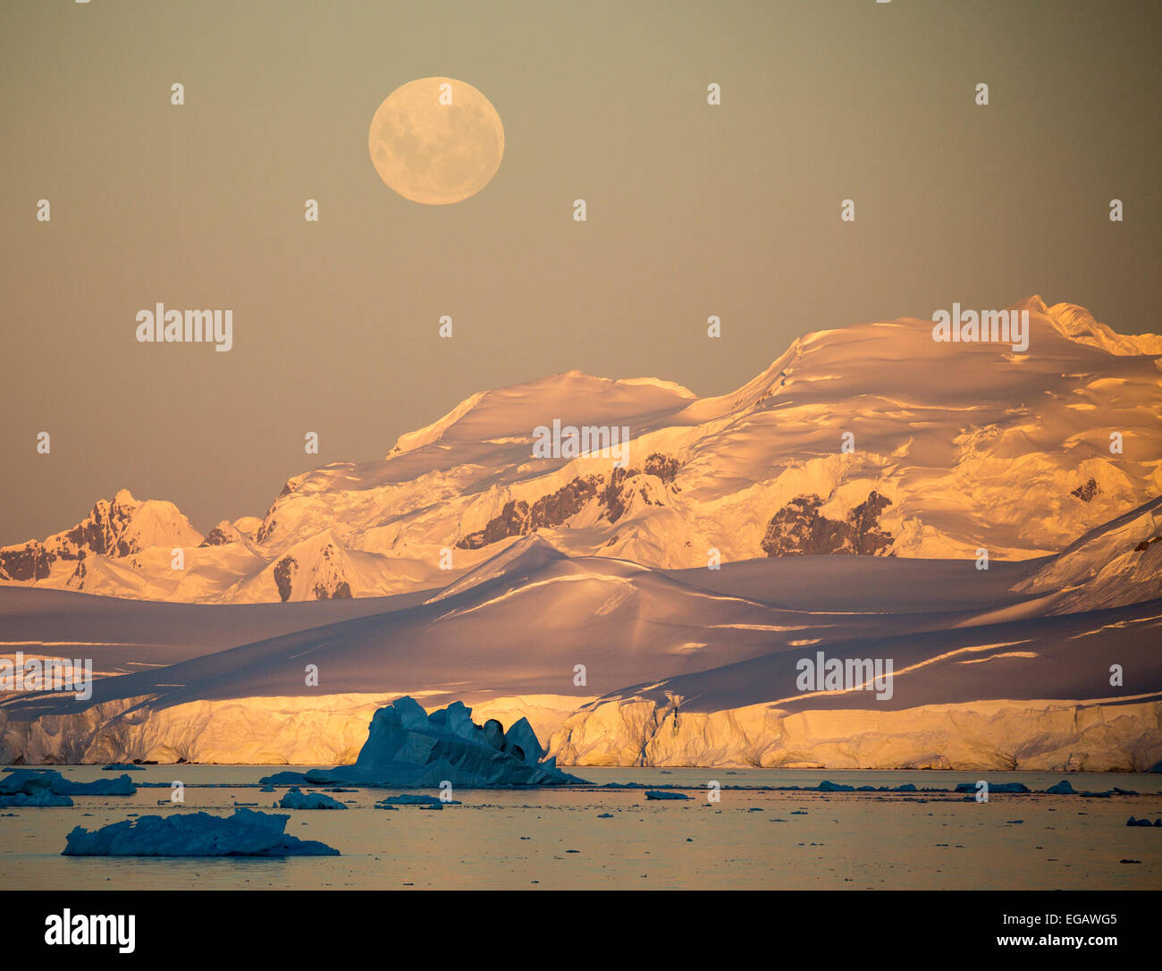 Mondaufgang, Lemaire-Kanal, Antarktis Stockfoto