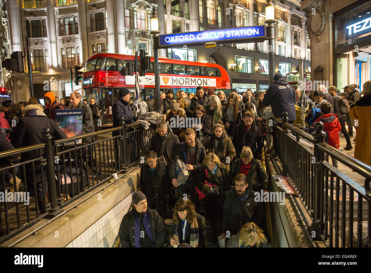 Der Evening Standard wird als Pendler in die decend verteilt U-Bahn an der Haltestelle Oxford Street Stockfoto