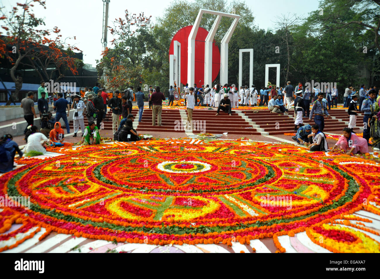 Dhaka, Bangladesch. 21. Februar 2015. Bangladeshi Jugend schmücken die Bangladesch zentralen Sprache Martyrs Denkmal mit Blumen als Hommage an die Märtyrer der 1952 Bengali Sprachenbewegung, auf dem Campus der Universität von Dhaka in Dhaka am 21. Februar 2015. Es ist 63 Jahre her Tausende von Demonstranten an einer Universität in Bangladesch die Polizei beschossen fordern, dass Bengali die Staatssprache deklariert werden. Bildnachweis: Mamunur Rashid/Alamy Live-Nachrichten Stockfoto