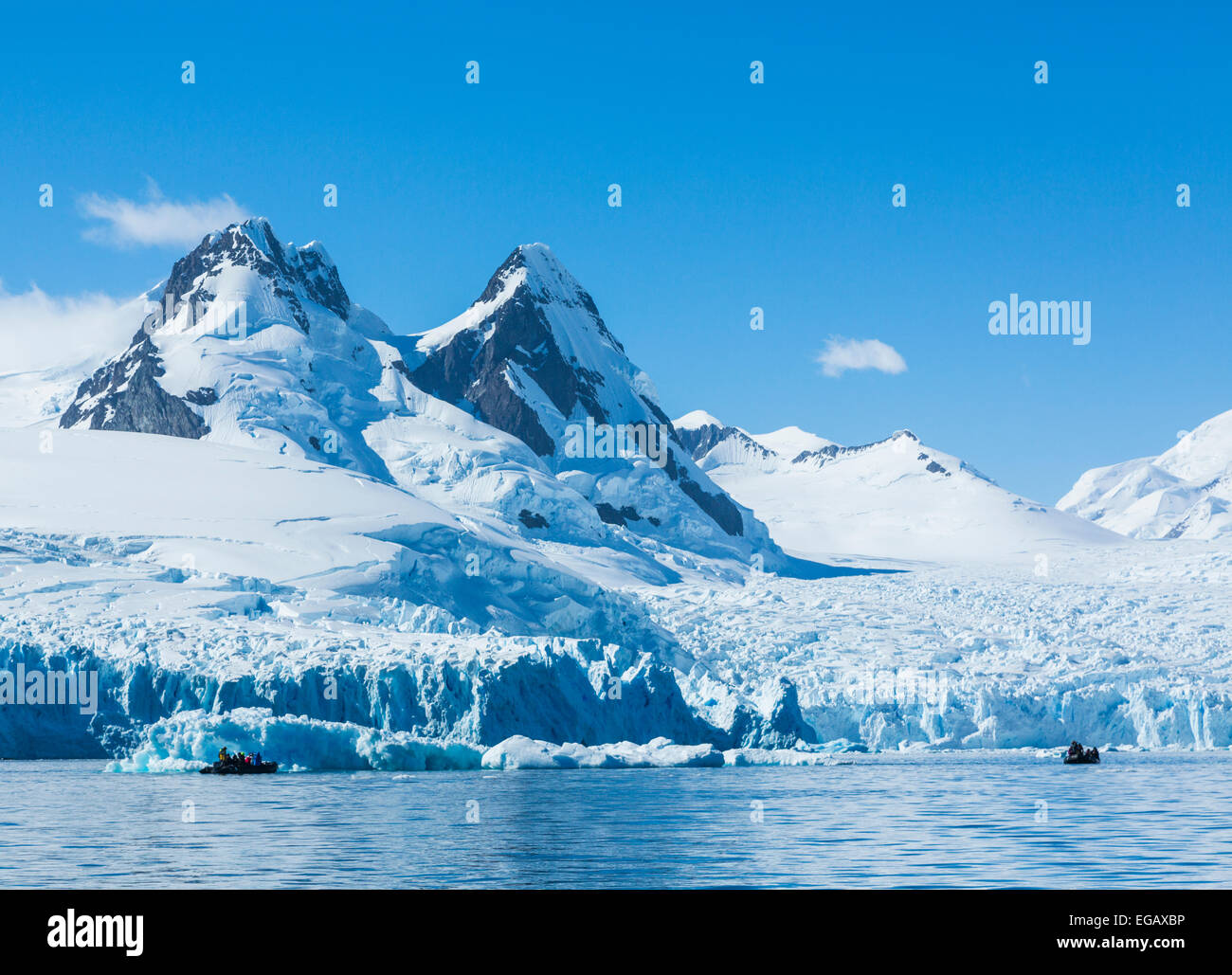 Fotografen auf Zodiacs inmitten von Eisbergen, Berg- und Gletscherwelt, Cierva Bucht, Antarktis Stockfoto