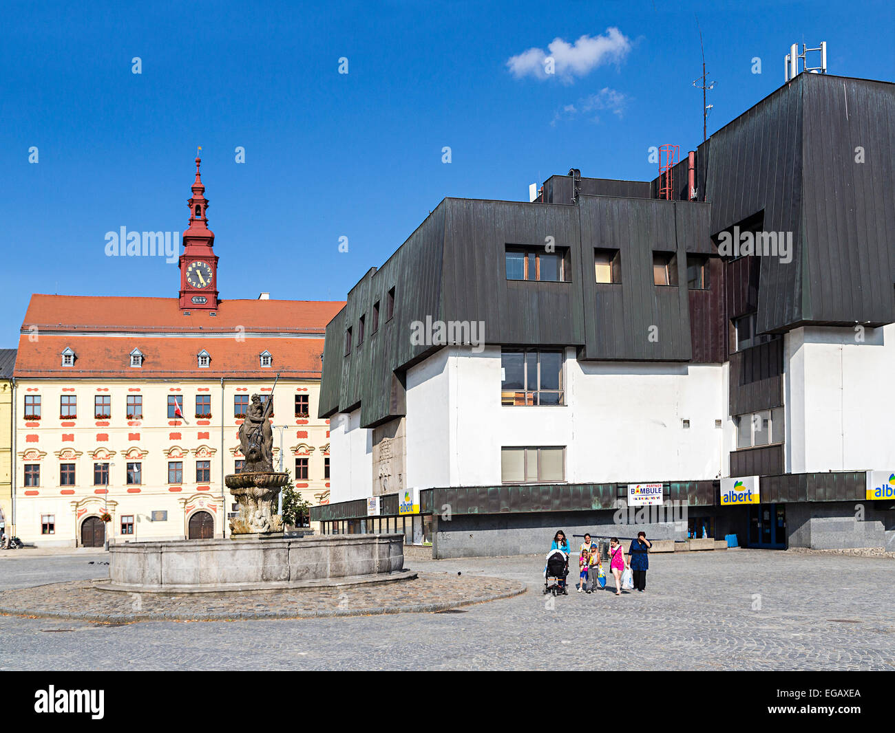 Kommunistischen Ära Gebäude und Rathaus, Masarykovo Namesti Stadtplatz, Jihlava, Tschechische Republik Stockfoto