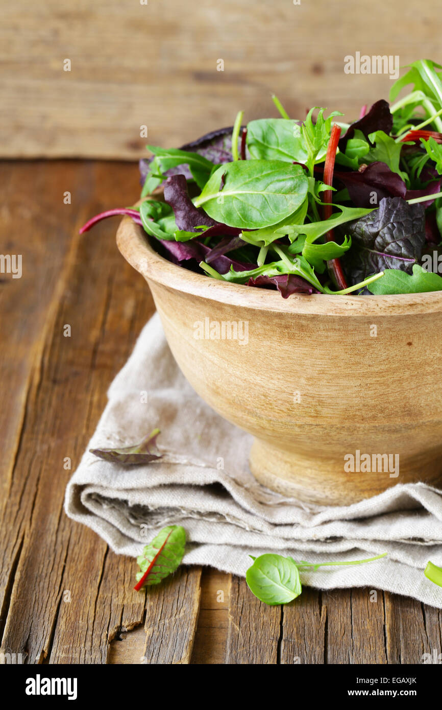 Mix Salat (Eisberg, Rucola, rote Beete) in einer Holzschale
