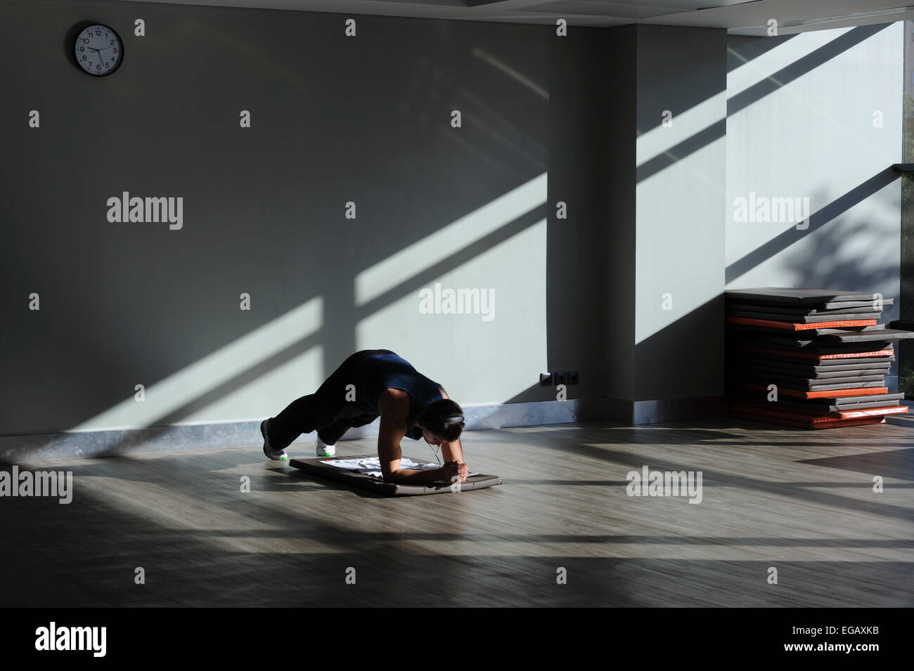Mann Plank Übungen allein in der Turnhalle Stockfoto