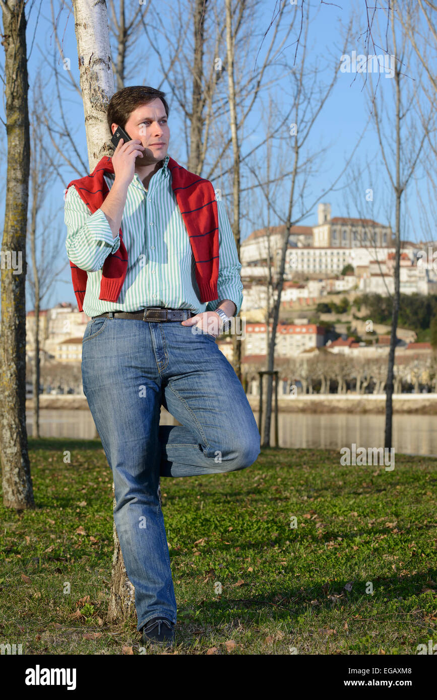 Junger Mann am Telefon sprechen Stockfoto