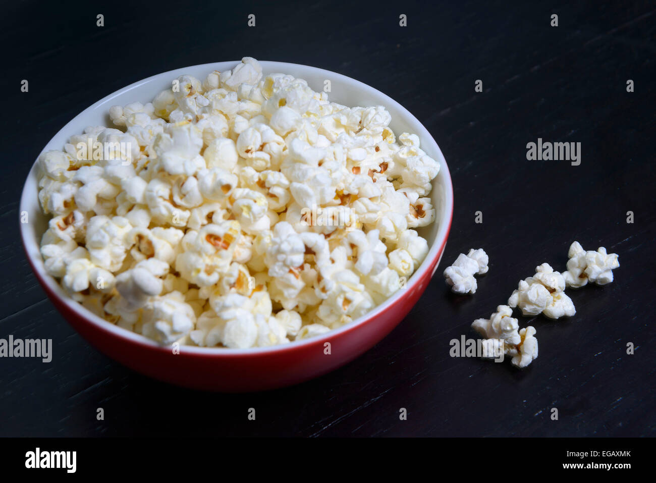 Popcorn Schüssel auf schwarzem Hintergrund Stockfoto