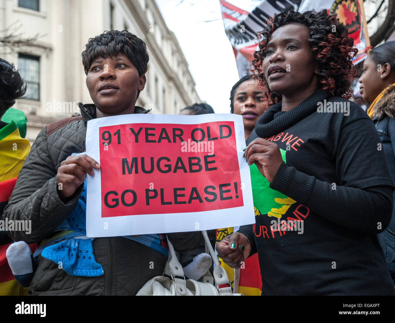 London, UK. 21. Februar 2015. Aktivisten vor der simbabwischen Botschaft tanzen und singen aus Protest gegen Mugabe auf seinem 91. Geburtstag. Bildnachweis: Pete Maclaine/Alamy Live-Nachrichten Stockfoto