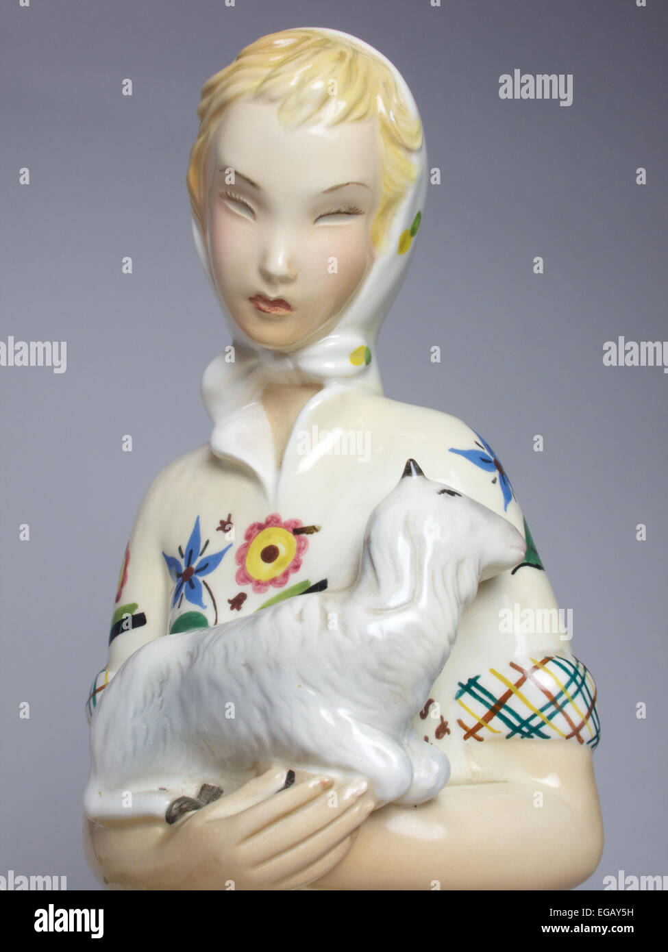 Le "Pastorella" Schäferin Bertelli italienischen Turin Art Deco Keramik Figur. Stockfoto
