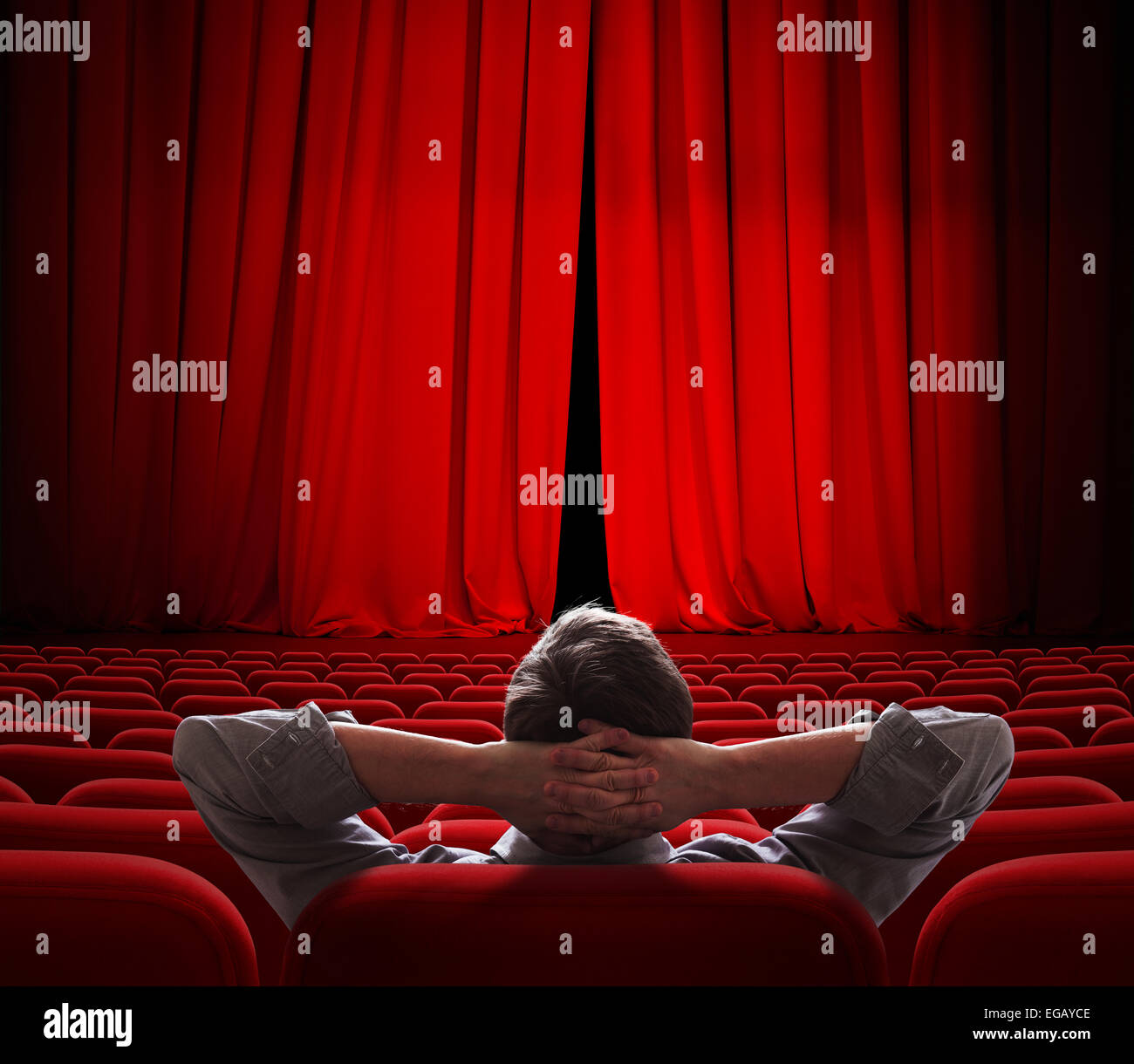 Kino Bildschirm rote Vorhänge leicht geöffnet für VIP-person Stockfoto