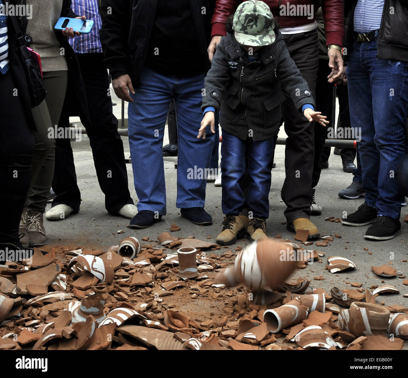 Kairo, Ägypten. 21. Februar 2015. Ägypter beteiligen sich während einer Protestaktion vor der katarischen Botschaft während einer Demonstration in Kairo, Ägypten, 21. Februar 2015. Mehrere Menschen protestierten vor Katar Botschaft nach Katar ein paar Tage zuvor von anderen arabischen Golf-Monarchien sichern erhielt, nachdem es seinen Botschafter aus Ägypten, ein Zeichen für wechselnde diplomatische Allianzen in der arabischen Welt gezogen. Katars Nachrichtenagentur verkündet dann, dass das Land seinen Botschafter nach Ägypten zieht. Ägypten hat kein Botschafter in Katar. Katar hatte die ägyptische Muslimbruderschaft Regierung unterstützt, der im Jahr 2013 durch gestürzt wurde Stockfoto