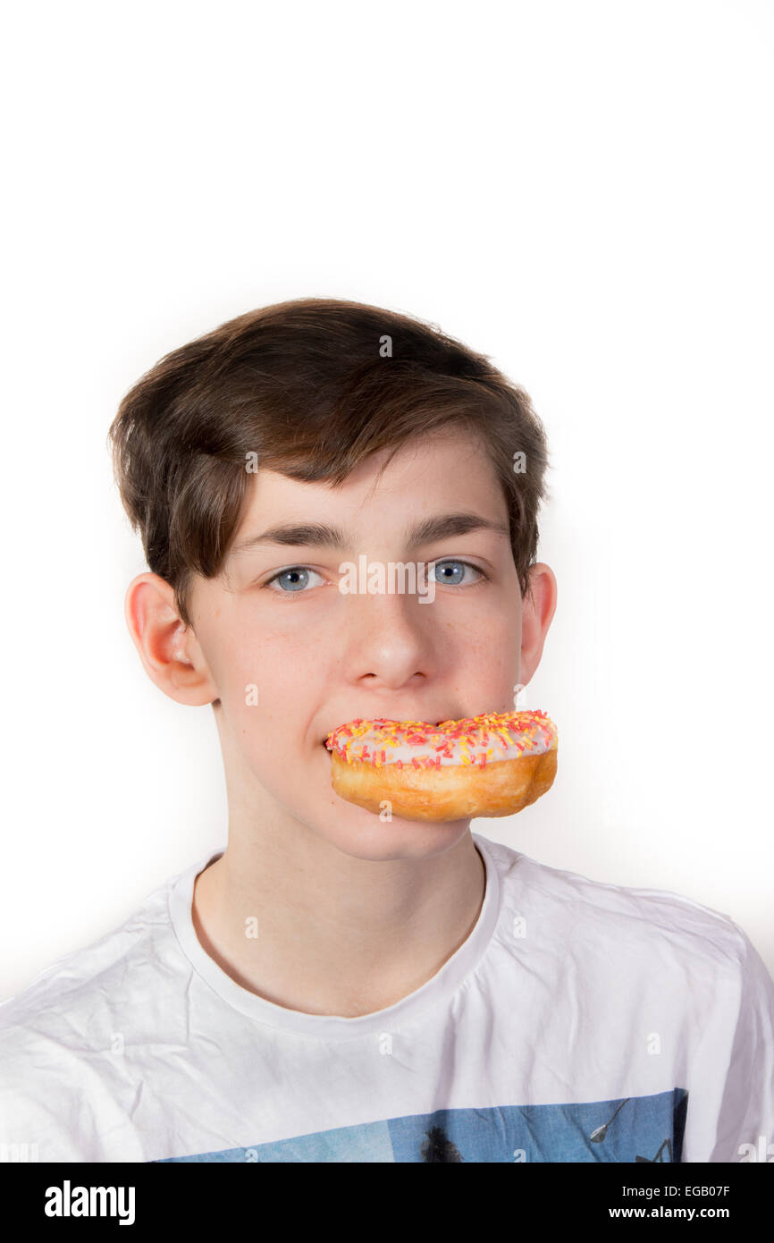 Teenager Essen einen Donut Stockfoto