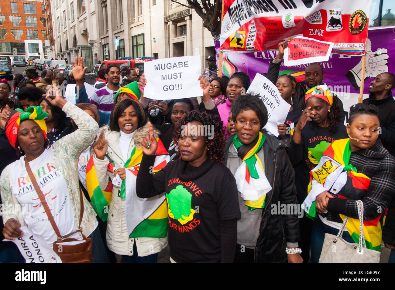 London, UK. 21. Februar 2015. Dutzende von im Exil lebenden Simbabwer versammeln sich vor ihre Botschaft in London Mugabes letzten Geburtstag im Büro zu verkünden. Singen und tanzen wie sie jeden Samstag seit 2002 getan haben, die Gruppe sprach mit Passanten und noch mehr Namen für ihre Petition hinzugefügt. Im Bild: Kredit: Paul Davey/Alamy Live-Nachrichten Stockfoto