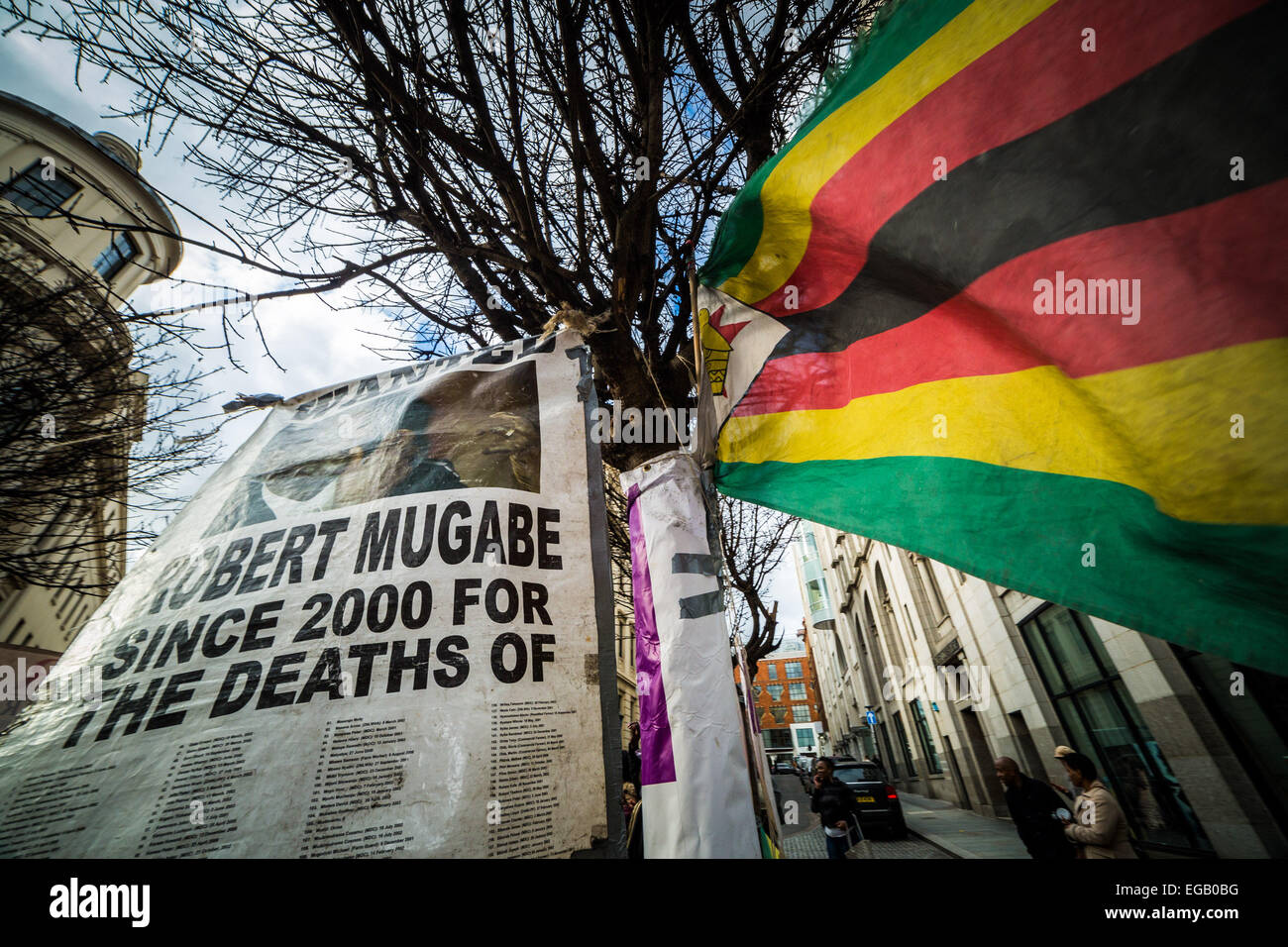 London, UK. 21. Februar 2015.  Mugabe dräht 91. Geburtstag Demonstration Credit: Guy Corbishley/Alamy Live-Nachrichten Stockfoto