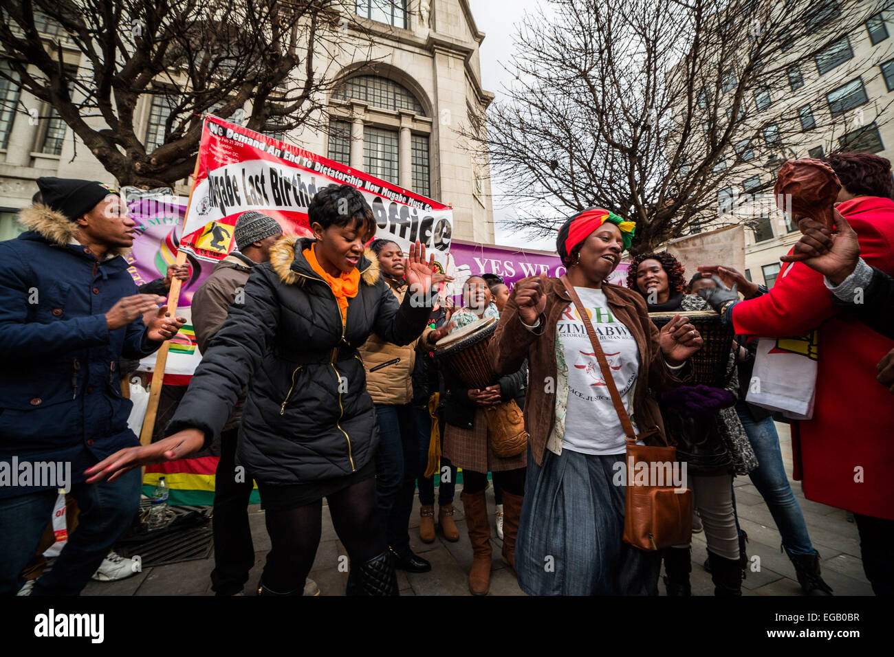 London, UK. 21. Februar 2015.  Mugabe dräht 91. Geburtstag Demonstration Credit: Guy Corbishley/Alamy Live-Nachrichten Stockfoto