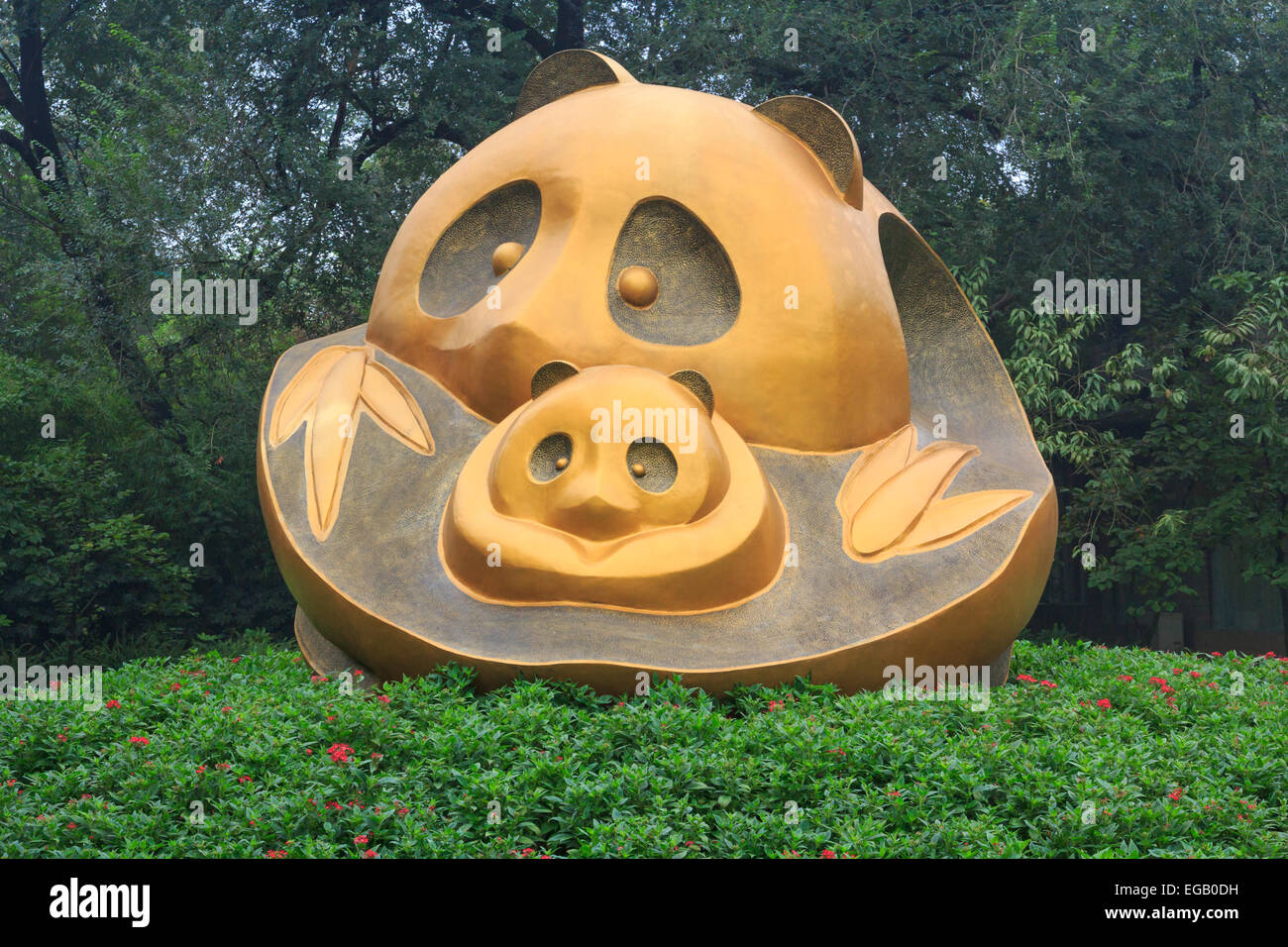 [Nur zur redaktionellen Verwendung] Bronze-Skulptur des Riesenpandas in Chengdu Panda Breeding und Forschungszentrum in China Stockfoto