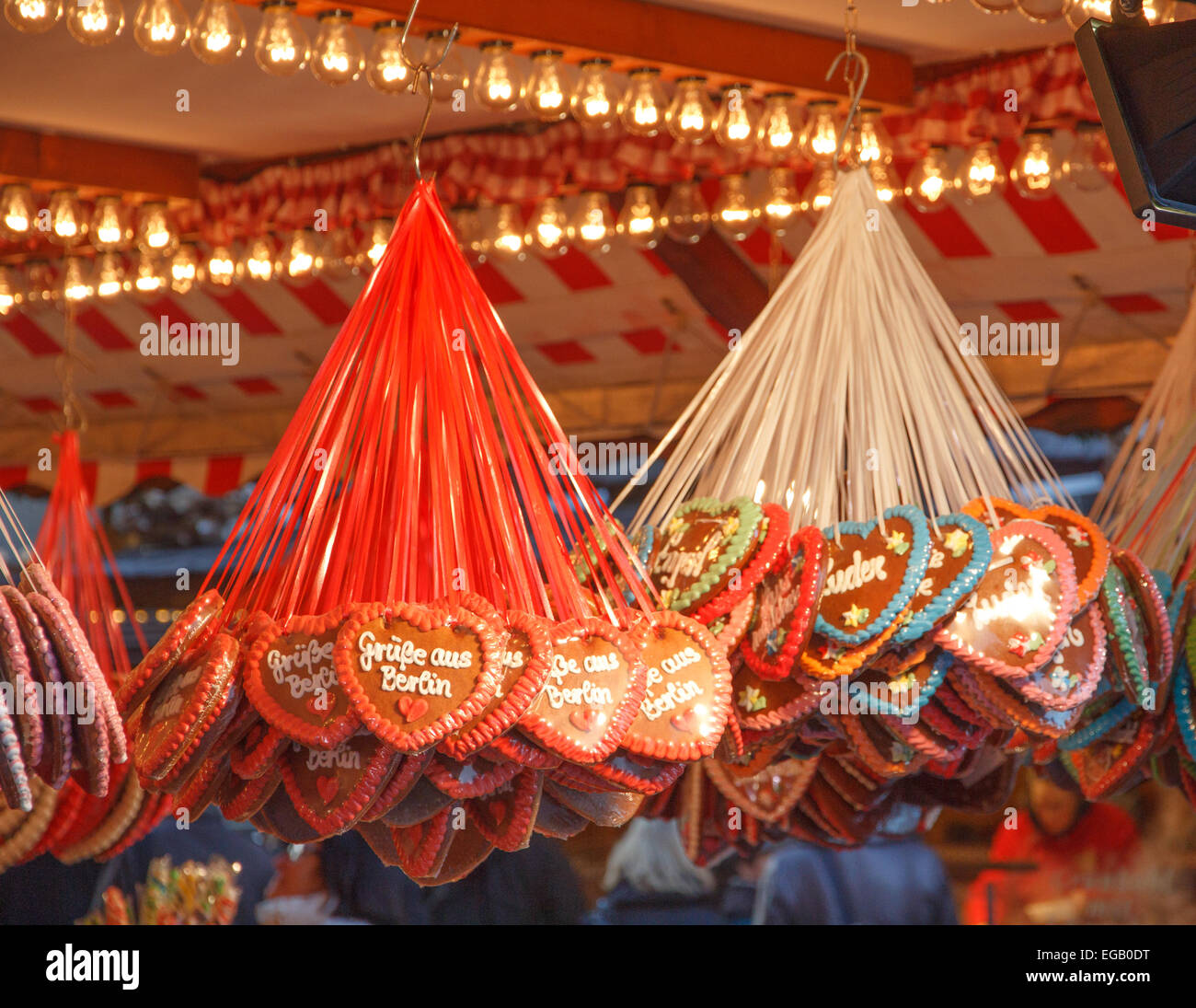 [Nur zur redaktionellen Verwendung] Herzform Lebkuchen auf einem Weihnachtsmarkt in Berlin, Deutschland Stockfoto