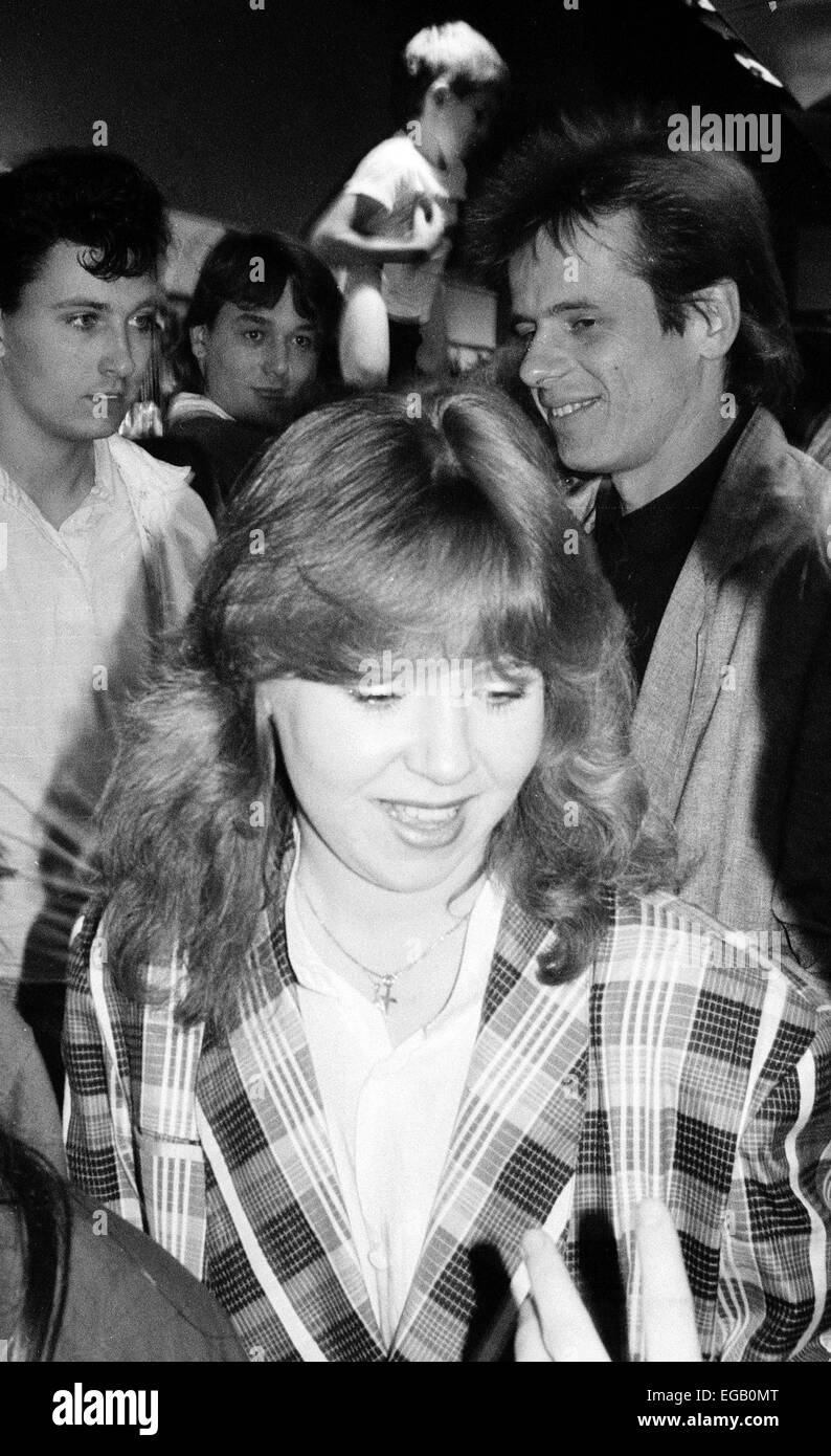 EastEnders Stars Susan Tully und Tom Watt besuchen Croydon ca. 1985 Stockfoto