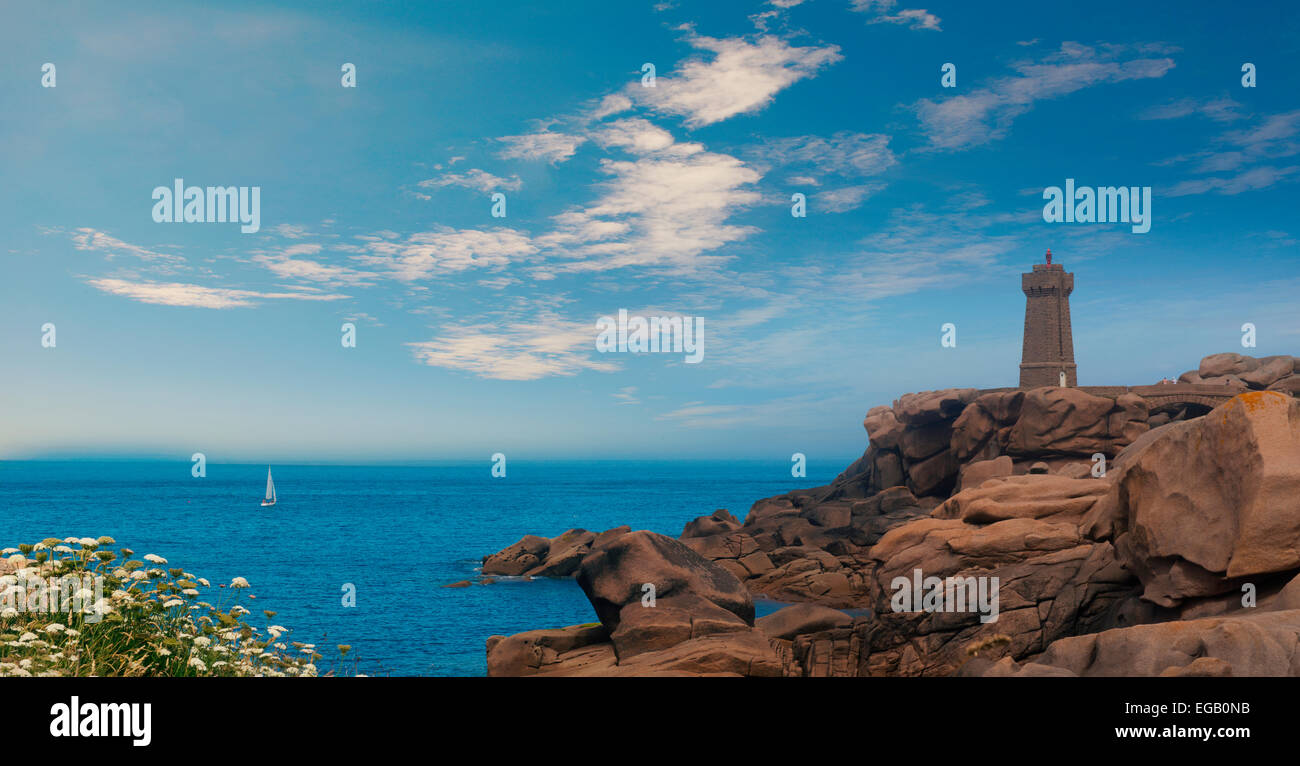 Männer Ruz Leuchtturm in Brittany France zwischen Ploumanach und Perros-Guirec rosa Granit Küstenlandschaft, blauer Himmel Stockfoto