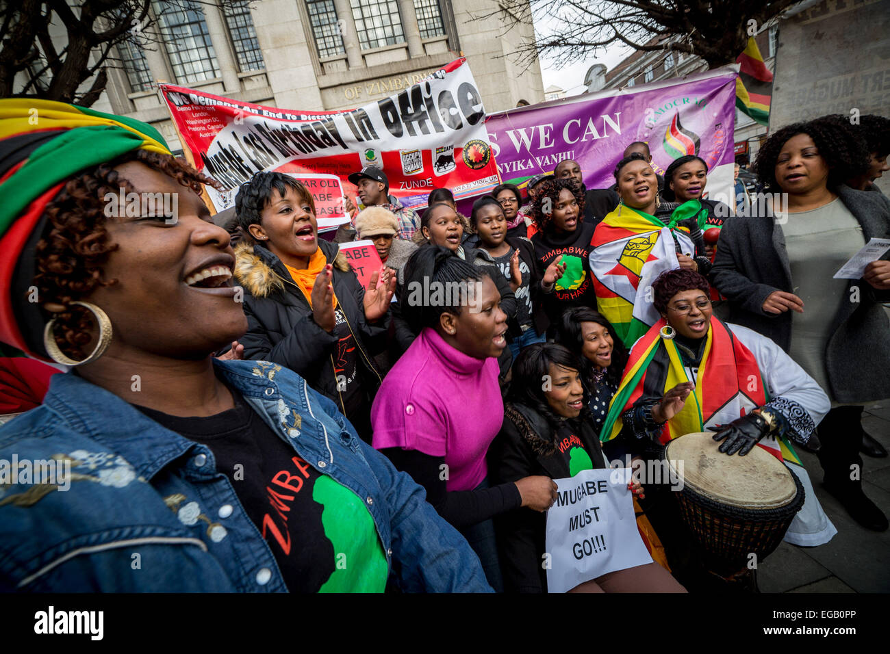 London, UK. 21. Februar 2015.  Mugabe dräht 91. Geburtstag Demonstration Credit: Guy Corbishley/Alamy Live-Nachrichten Stockfoto