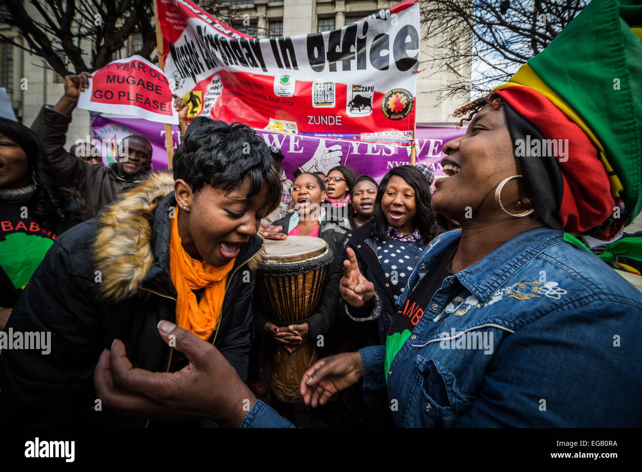 London, UK. 21. Februar 2015.  Mugabe dräht 91. Geburtstag Demonstration Credit: Guy Corbishley/Alamy Live-Nachrichten Stockfoto