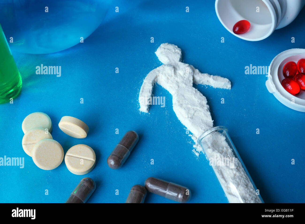 Weibliche Figur aus weißem Pulver mit Pillen, Tabletten und Kapseln. Ergänzung für den Fettabbau Stockfoto