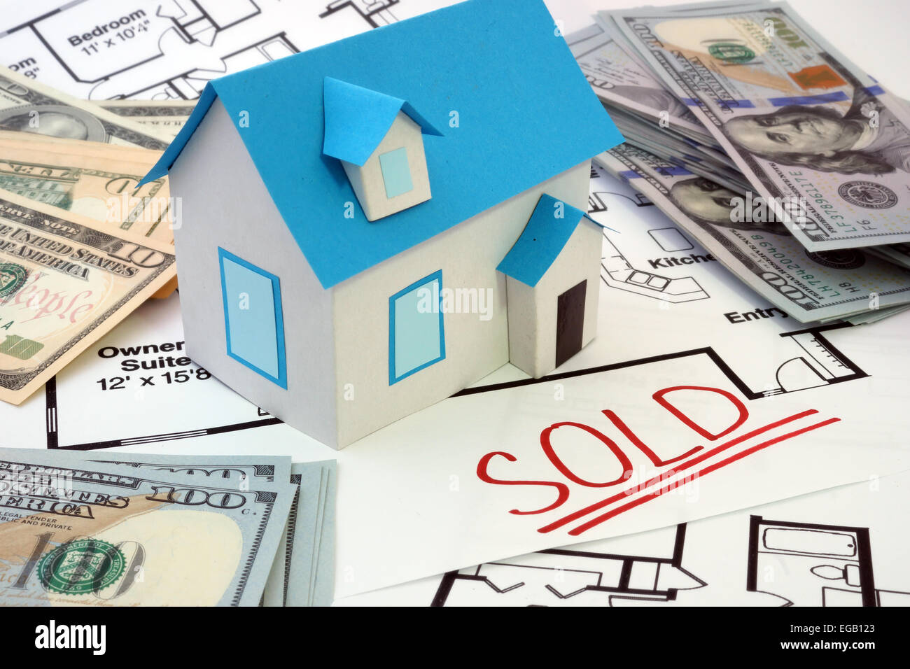 Modell-Haus und Bau-Plan mit dem Wort verkauft Stockfoto