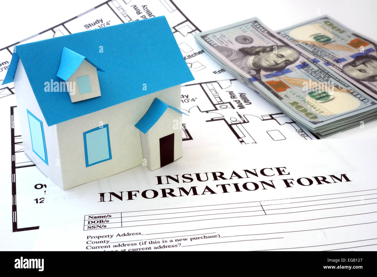 Haus Versicherungsformular mit Musterhaus Stockfoto