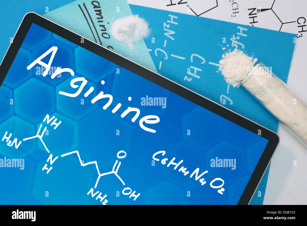 Tablet mit der chemischen Formel von Arginin. Aminosäuren. Stockfoto