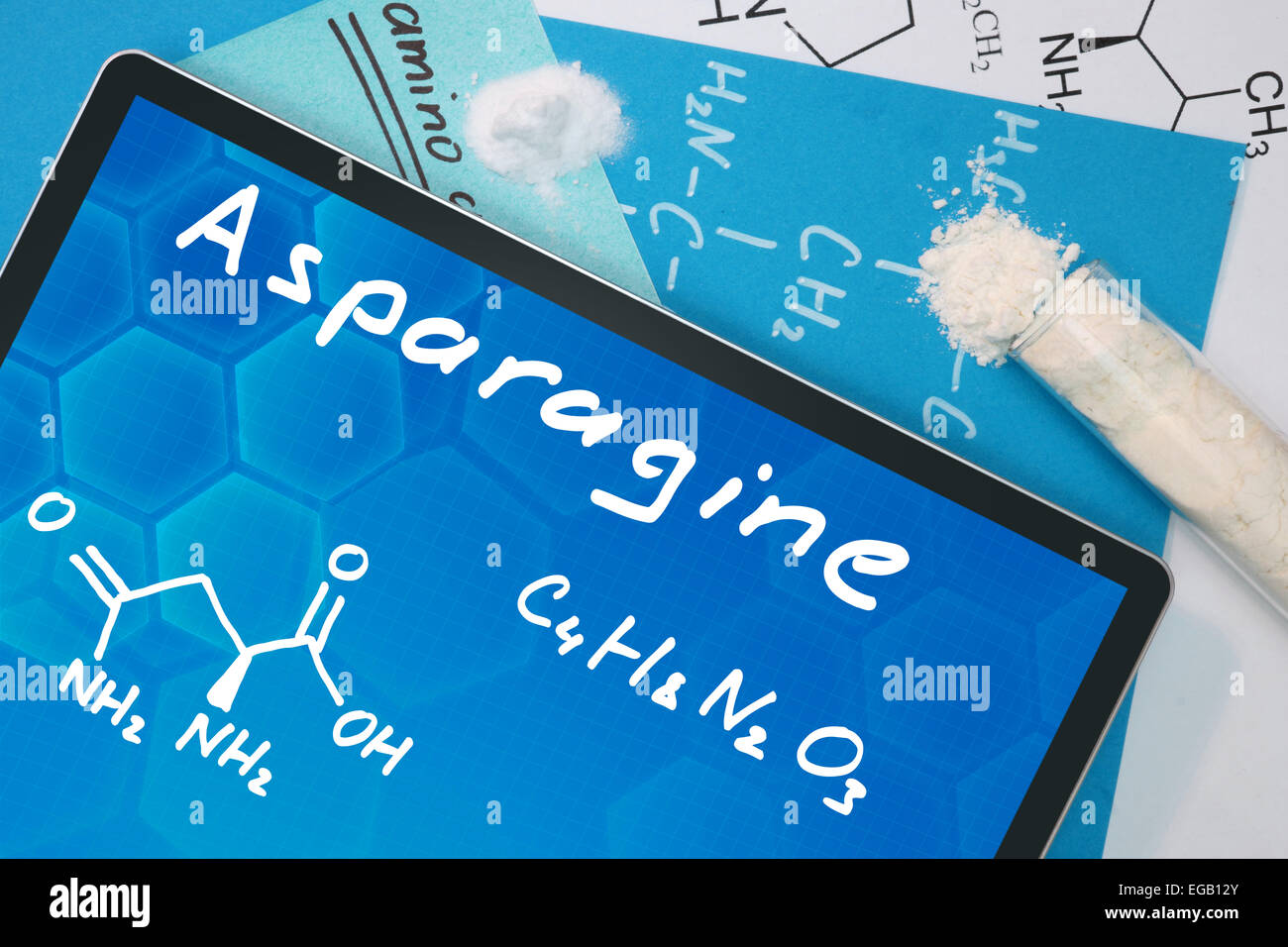 Tablet mit der chemischen Formel von Asparagin. Aminosäuren. Stockfoto