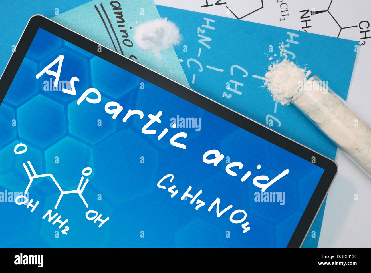Tablet mit der chemischen Formel von Asparaginsäure. Aminosäuren. Stockfoto