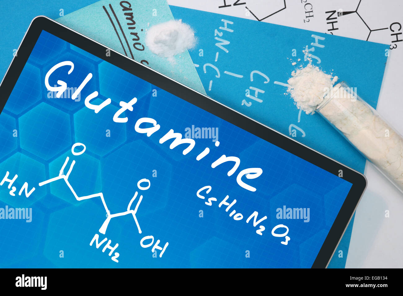 Tablet mit der chemischen Formel von Glutamin. Aminosäuren. Stockfoto