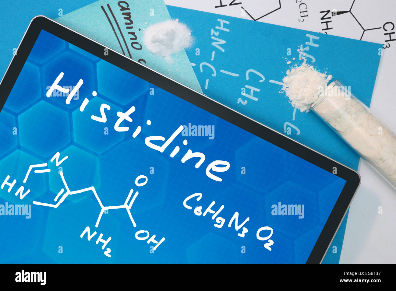Tablet mit der chemischen Formel von Histidin. Aminosäuren. Stockfoto