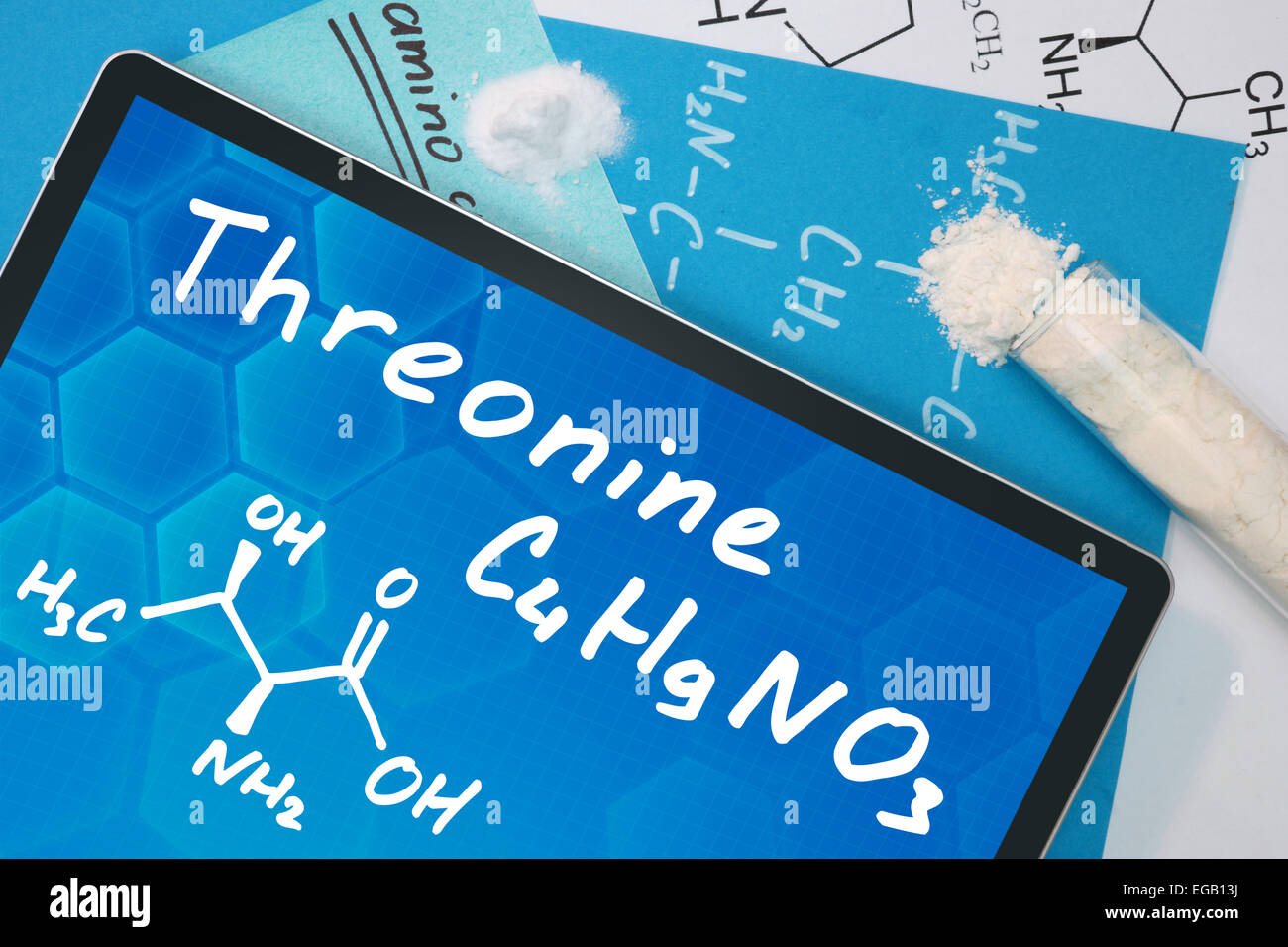 Tablet mit der chemischen Formel von Threonin. Aminosäuren. Stockfoto