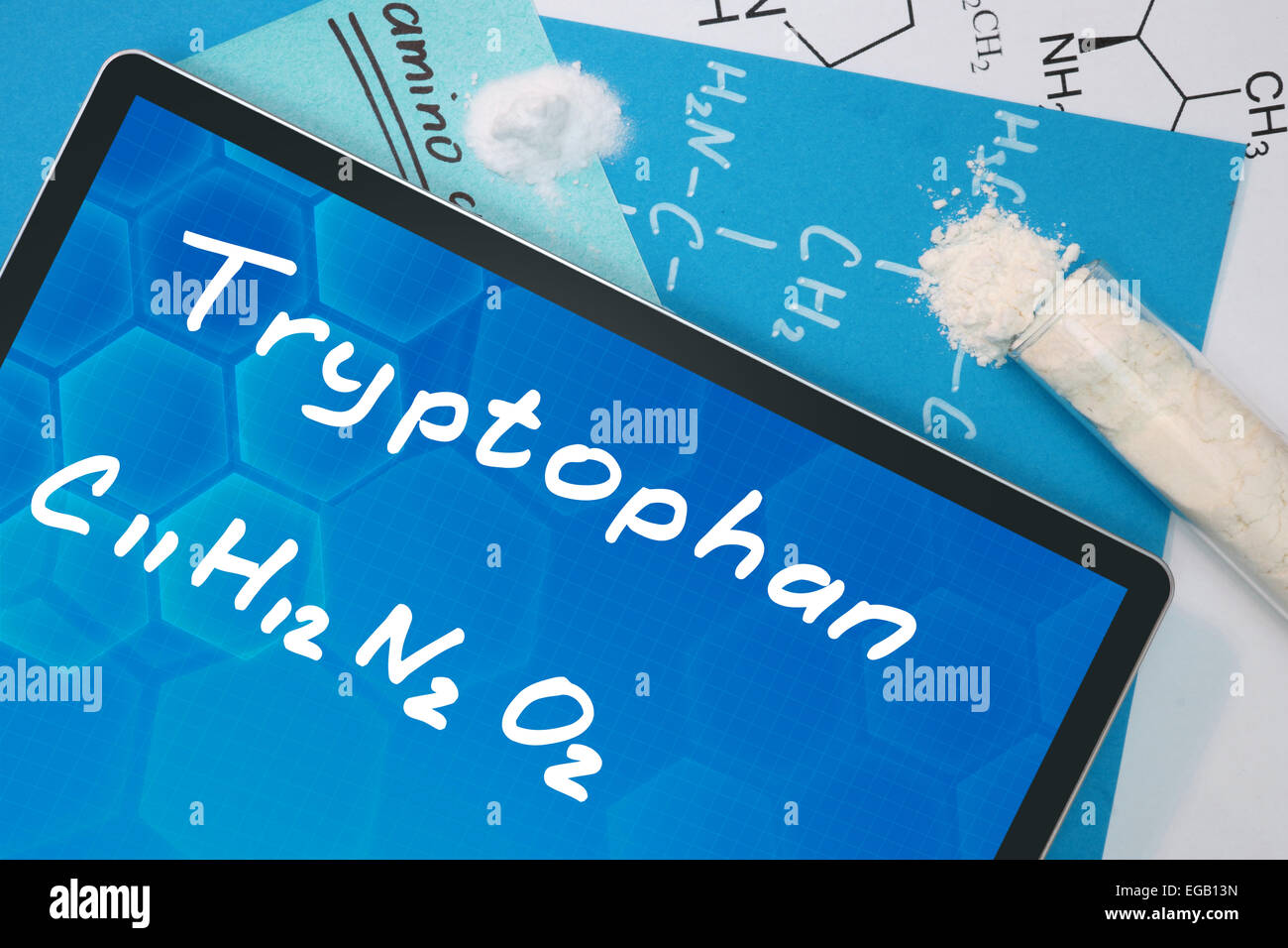 Tablet mit der chemischen Formel von Tryptophan. Aminosäuren. Stockfoto