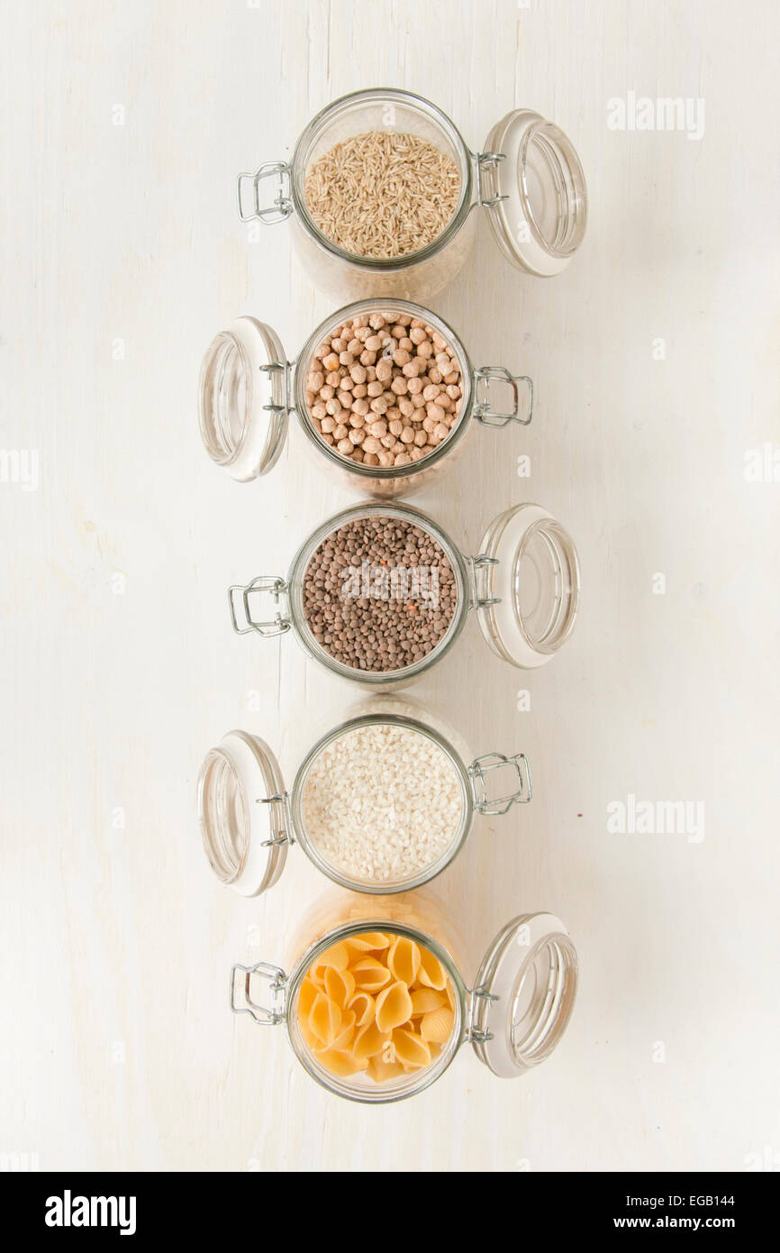 Draufsicht der Glas-Container voll mit Nudeln, Reis, Kichererbsen. Gesunde Ernährung-Zutaten. Stockfoto