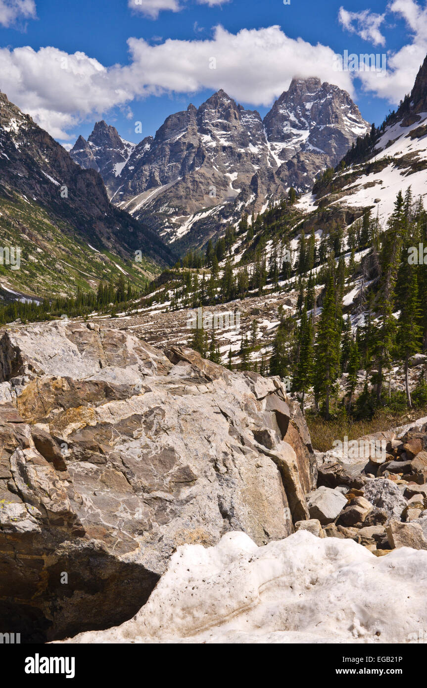 Blick nach Osten hinunter Cascade Canyon im Grand-Teton-Nationalpark im US-Bundesstaat Wyoming. Stockfoto