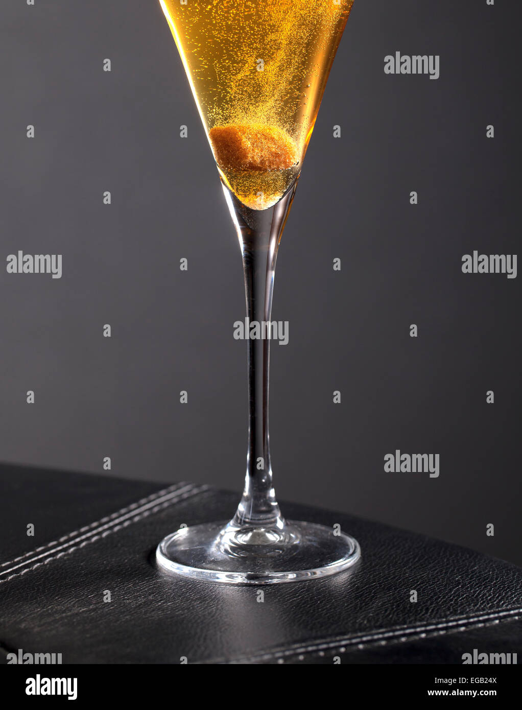 Zucker auflösen in Champagner Glas Stockfoto