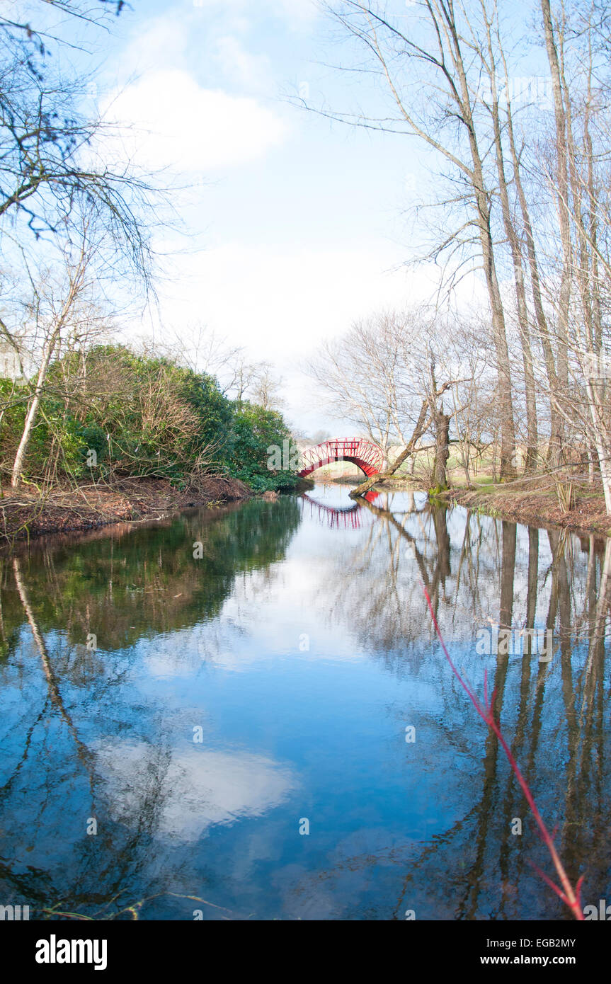 Fraktale Brücke spiegelt sich im Wasser im Garten der kosmischen Spekulation in Schottland. Stockfoto