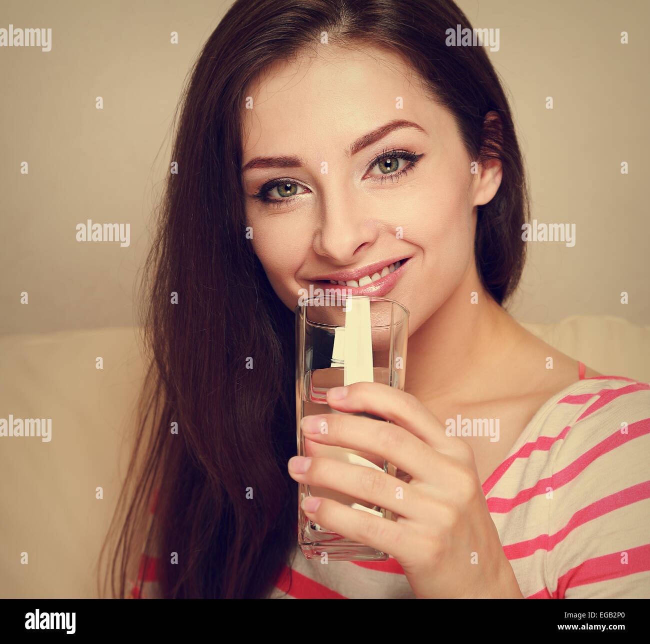 Glückliche Frau reines Wasser zu trinken. Instagram-Effekt-Porträt. Closeup Stockfoto