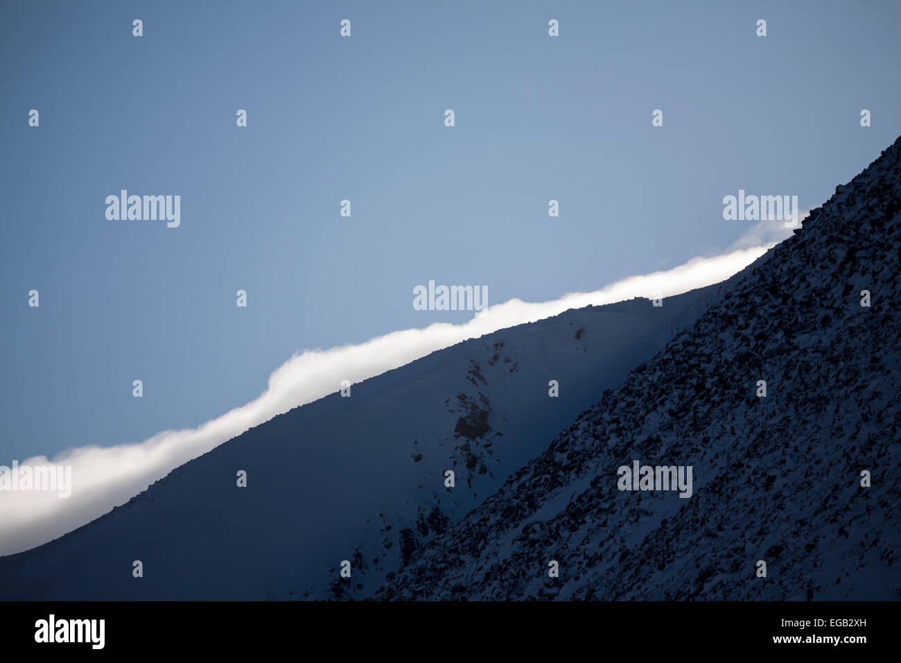 Schneebedeckten Grat auf Cairn Gorm, Schottland Stockfoto