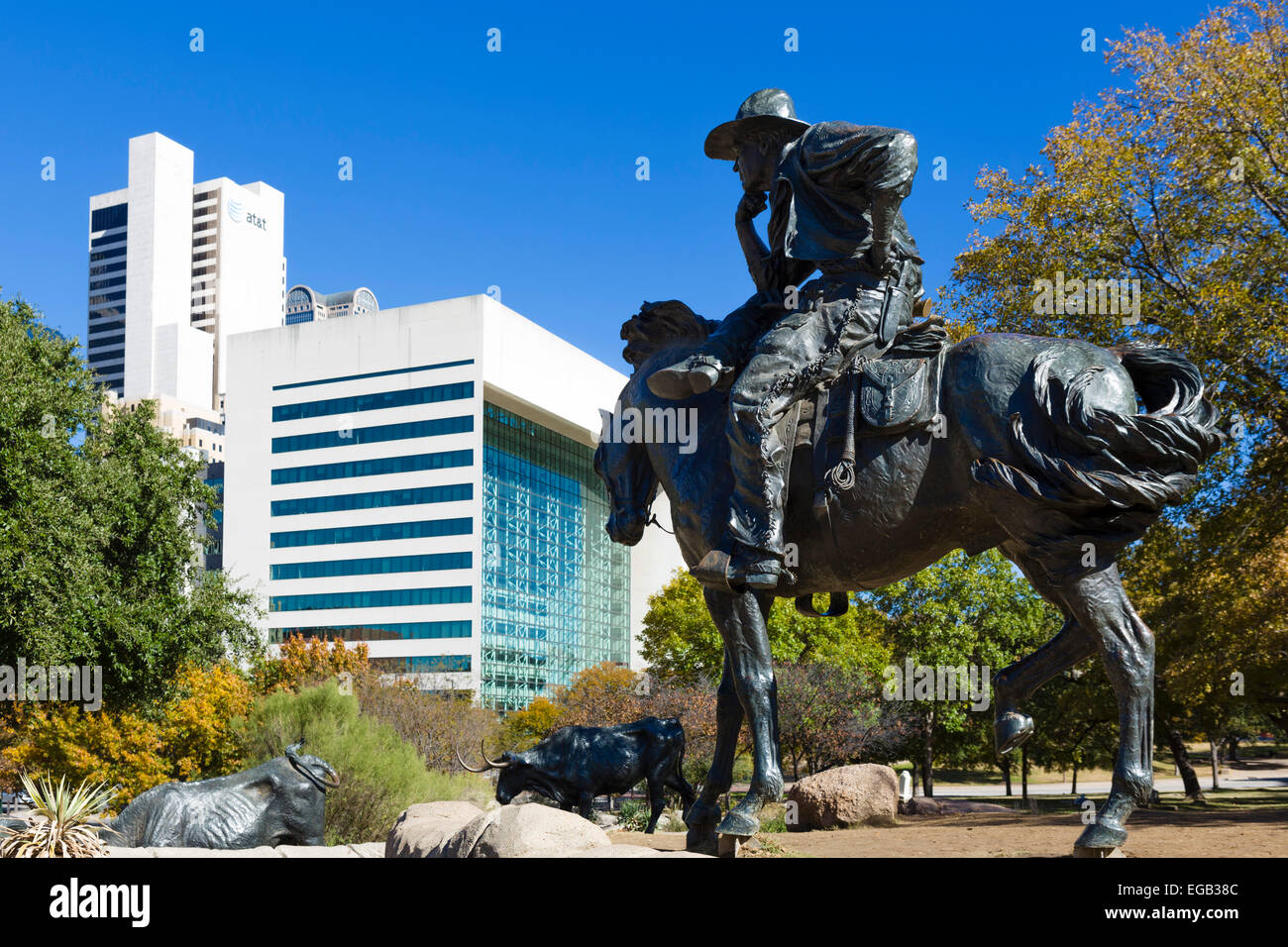 Cattle Drive Skulpturen mit Skyline der Innenstadt hinter Pioneer Plaza, Dallas, Texas, USA Stockfoto