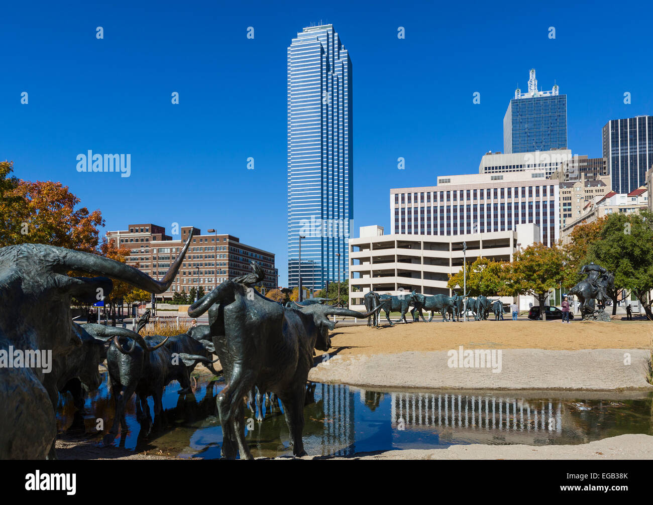 Cattle Drive Skulpturen mit Skyline der Innenstadt hinter Pioneer Plaza, Dallas, Texas, USA Stockfoto