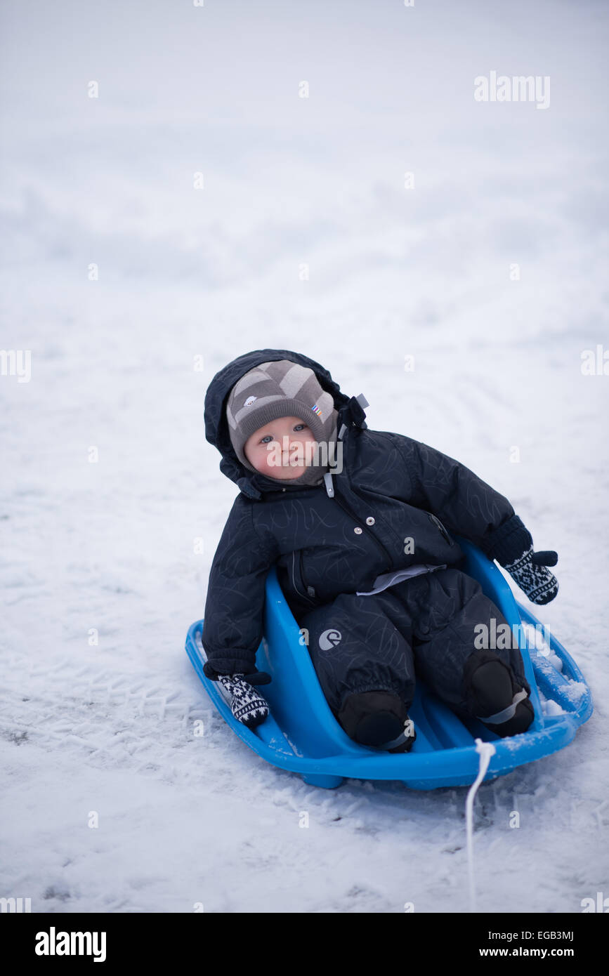 Baby Boy auf Snow Racer Schlitten Stockfoto