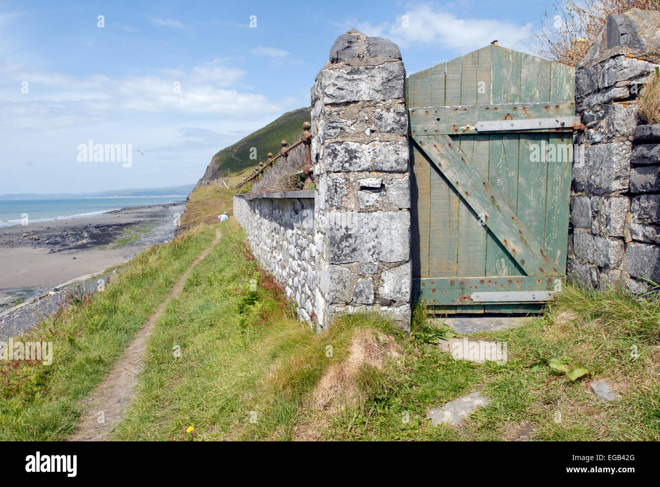 Ceredigion Küstenpfad am Wallog zwischen Clarach und Borth an der Cardigan Bay verläuft die Steinmauern der Wallog House. Stockfoto