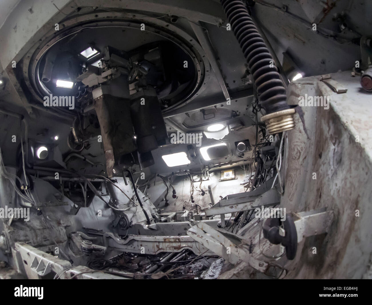 Kiew, Ukraine. 21. Februar 2015. In der Kabine des russischen BTR-80 abgeschossen in der Ostukraine--ist Sekretär für nationale Sicherheit und Verteidigung Rat der Ukraine Oleksandr Turtschynow eröffnet in Kiew in St. Michael quadratisch dokumentarische Ausstellung "Präsenz", die russische Aggression gegen die Ukraine aufweist. "Dieser Bereich präsentiert Beweise für Verbrechen gegen den Staat, gegen die Menschlichkeit, Nachweis der Aggression gegen die Russische Föderation, Ukraine," - sagte er. Bildnachweis: Igor Golovnov/Alamy Live-Nachrichten Stockfoto