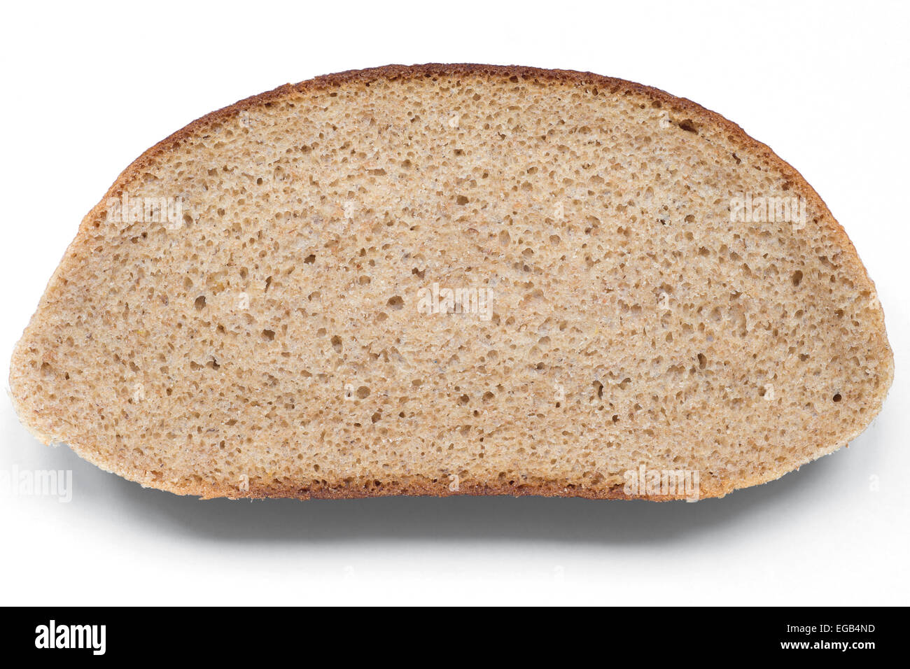 hellbraune Brotscheibe isoliert auf weißem Hintergrund Stockfoto
