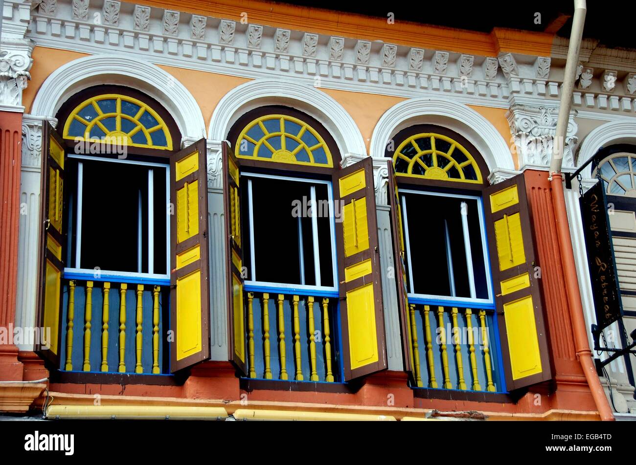 Singapur: Anfang des 20. Jahrhunderts chinesischen Geschäft Haus mit bunten Fenstern auf Bussorah Straße restauriert Stockfoto